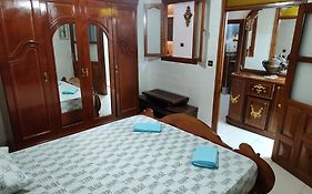 شقة توجد وسط مدينة طنجة و تتوفر على كامل التجهيزات الضرورية خاصةبالعائلات
